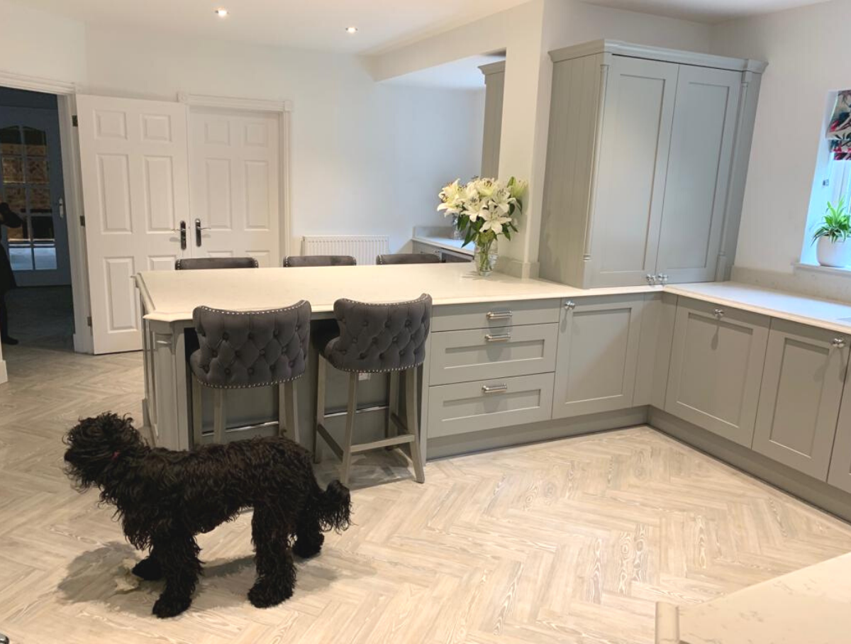 HAND-PAINTED TRADITIONAL KITCHEN