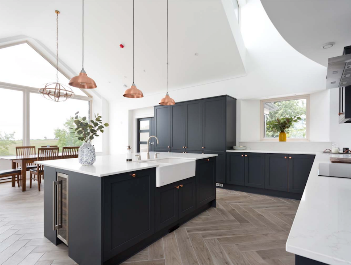 LARGE SHAKER KITCHEN WITH COPPER FINISHES