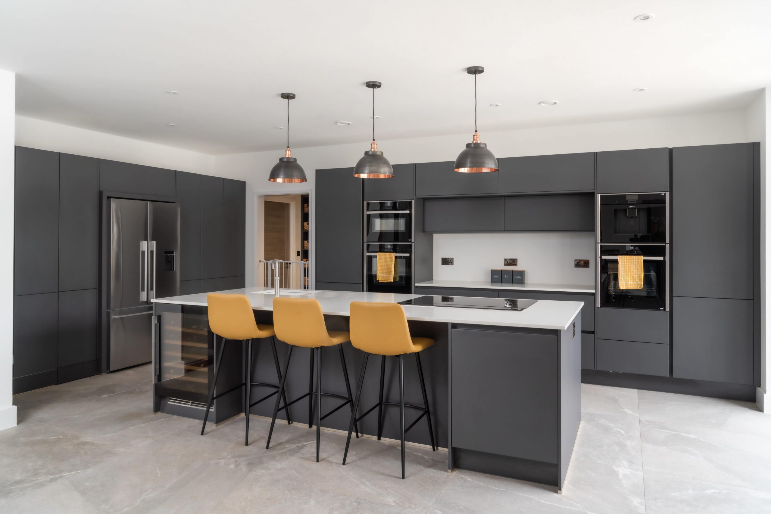 SLEEK & DRAMATIC GRAPHITE HANDLELESS KITCHEN