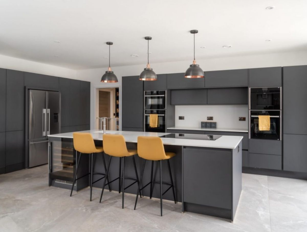 SLEEK & DRAMATIC GRAPHITE HANDLELESS KITCHEN