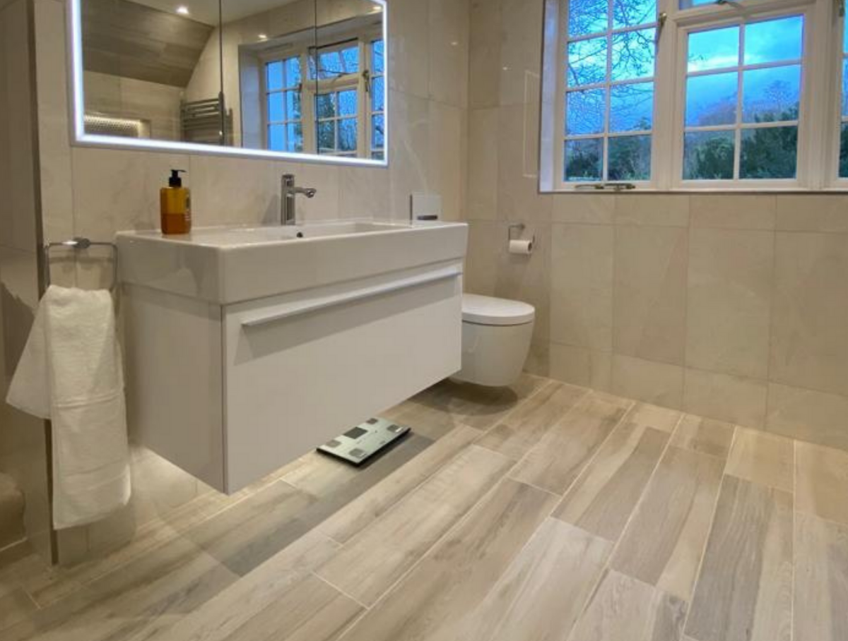 SIMPLE & STYLISH CONTEMPORARY SHOWER ROOM

