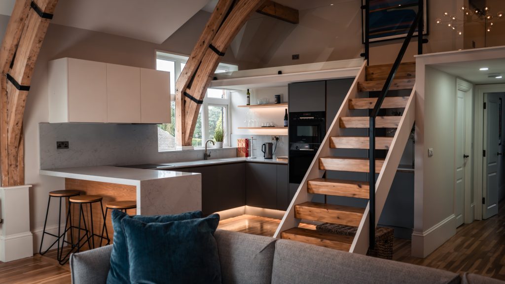 CHIC HANDLELESS KITCHEN WITH CUSTOM OAK