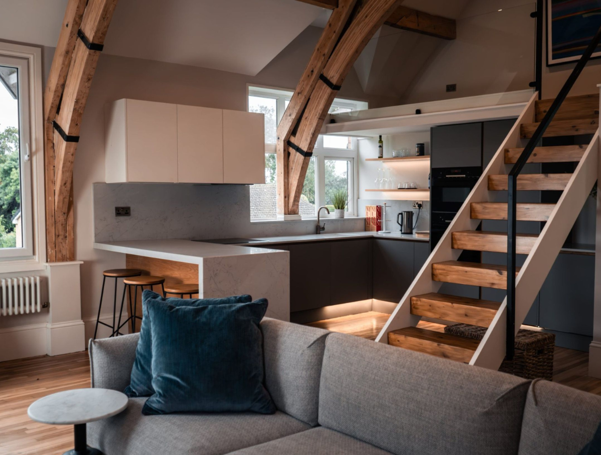 CHIC HANDLELESS KITCHEN WITH CUSTOM OAK