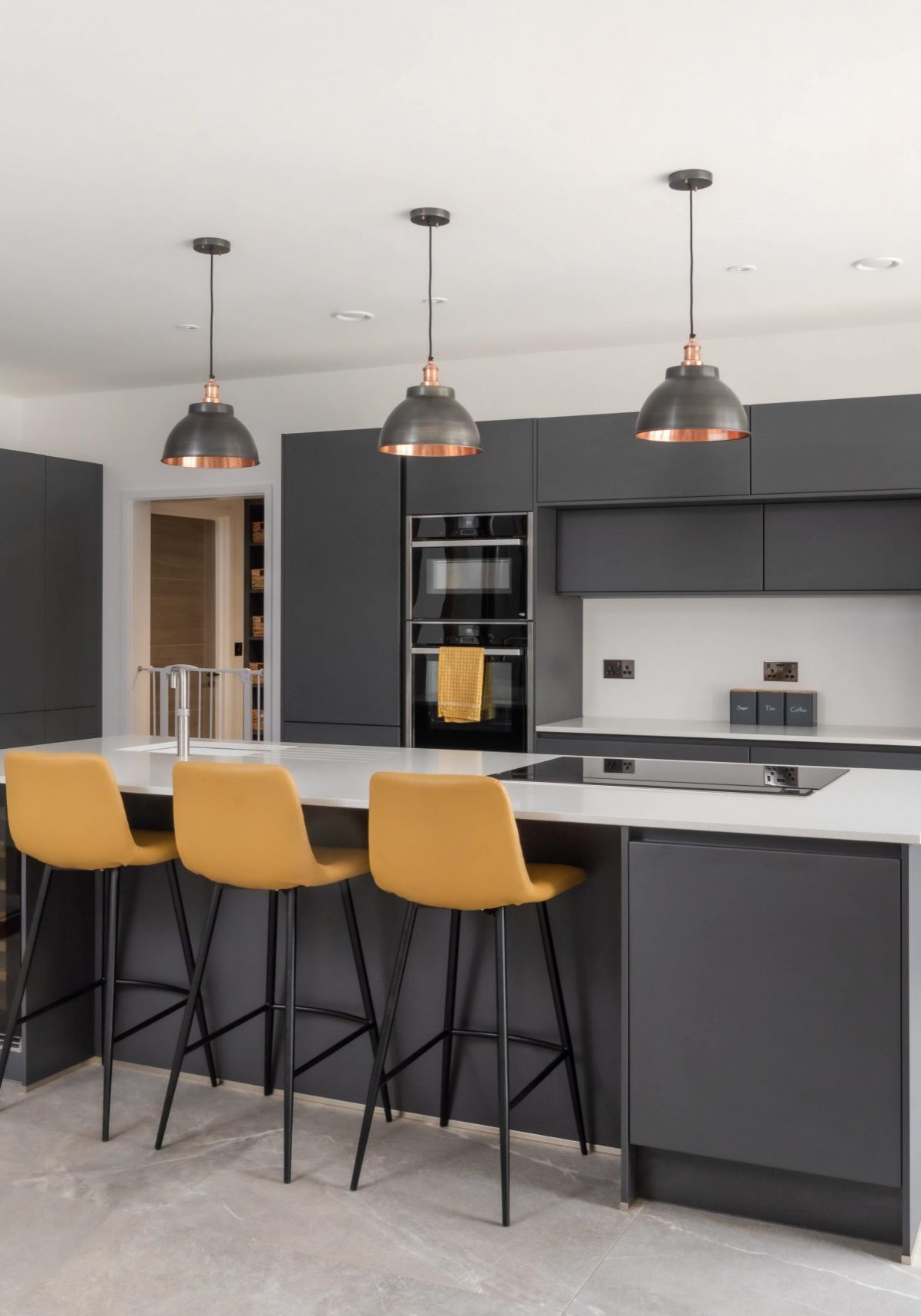 SLEEK & DRAMATIC GRAPHITE HANDLELESS KITCHEN